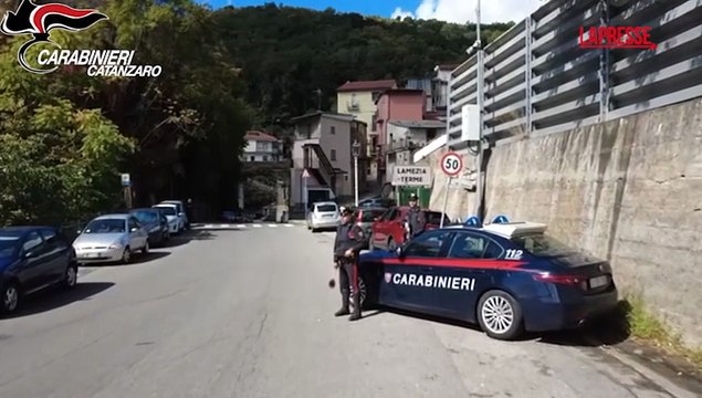 Catanzaro, arrestato per mafia tradito dalla tavola imbandita: le immagini del blitz