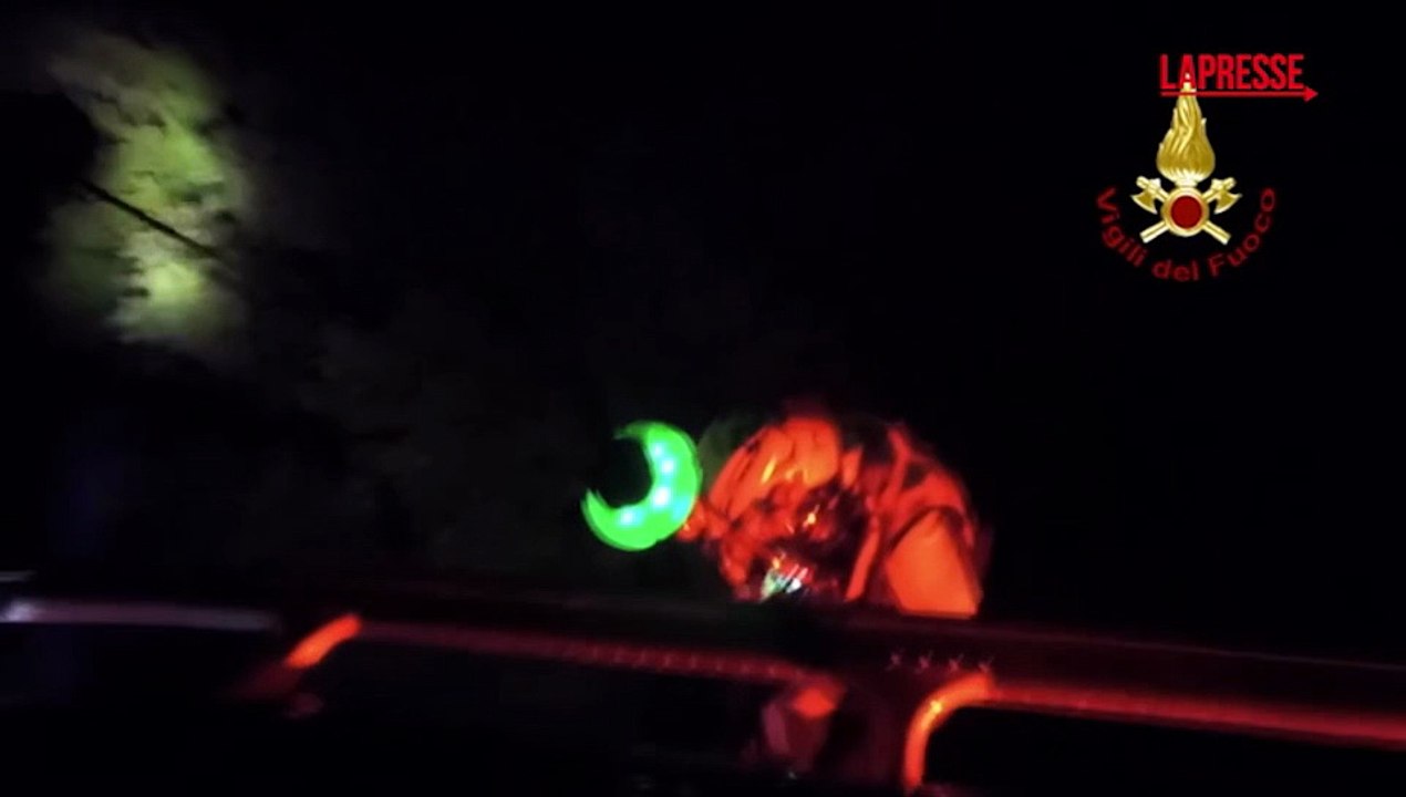 Mugello, escursionista salvato dai Vigili del Fuoco in 'visione notturna': le immagini
