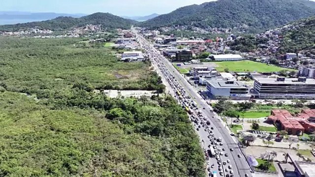 Fotos revelam caos no trânsito de Florianópolis após grave acidente na SC-401