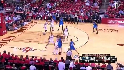 Carlos Delfino clava el balón sobre Kevin Durant