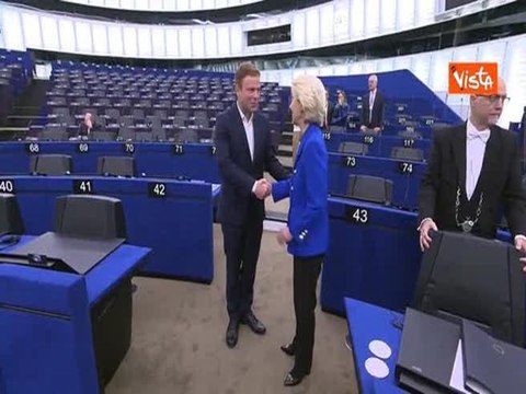 Auguri, abbracci e regali per il compleanno di von der Leyen dagli Eurodeputati a Strasburgo