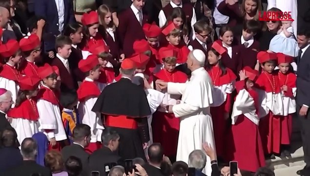 Vaticano, Papa Leone XIV saluta i piccoli cardinali di Chicago: le immagini
