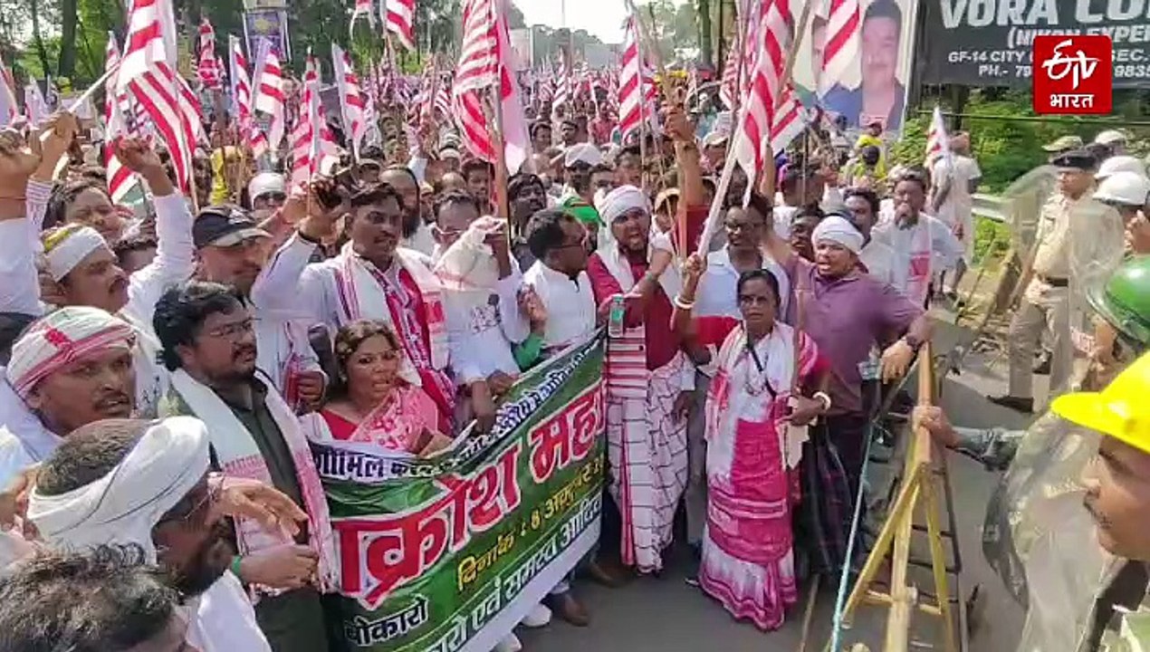 बोकारो में आदिवासी समाज ने निकाली आक्रोश रैली, डीसी को ज्ञापन सौंपकर कर डाली ये मांग