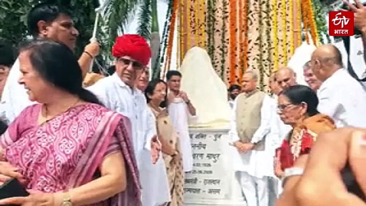 पूर्व मुख्यमंत्री व उनकी पत्नी की मूर्ति का अनावरण, गहलोत-पायलट दिखे एक मंच पर