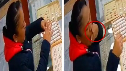 Mujer se roba anillo de forma inusual en Toluca y su video se hace viral