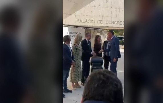 Abucheos a Sánchez en la convención de turismo de Cáceres pese al blindaje policial: ¡Corrupto, dimite!