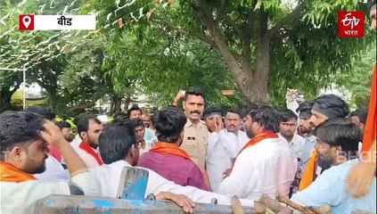 कोरडेवाडीतील नागरिक संतप्त, केज तहसील कार्यालयासमोर पेटवली बैलगाडी, पाहा व्हिडिओ