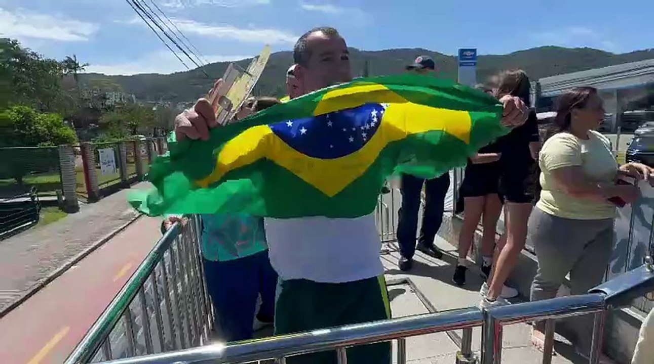 Bruno Fontes faz carreata no caminhão dos Bombeiros em Florianópolis