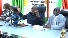 Présidentielle 2025 : La CEI remet affiches et spécimens aux candidats pour rapprocher le peuple de ses futurs dirigeants