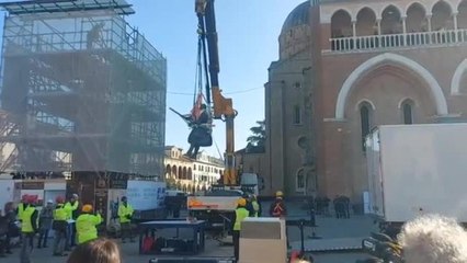 Statua del Gattamelata, il video dello smontaggio all'esterno della basilica di Sant'Antonio a Padova