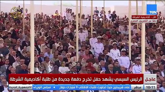 رئيس أكاديمية الشرطة يقدم هدية تذكارية للرئيس السيسي خلال حفل تخرج دفعة جديدة من الطلبة