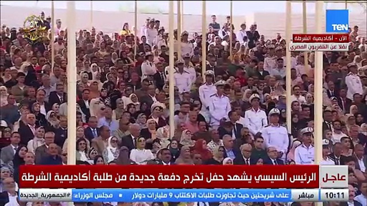 رئيس أكاديمية الشرطة يقدم هدية تذكارية للرئيس السيسي خلال حفل تخرج دفعة جديدة من الطلبة