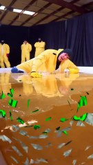 “I Tried the Human ‘Glue Trap’ Escape Challenge (With a Pro) 🧪🕵️‍♂️”