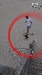 Ce petit garçon marche sur la plage pour la première fois