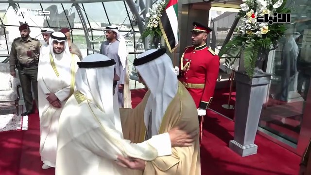 صاحب السمو الأمير الشيخ مشعل الأحمد على رأس مستقبلي صاحب السمو الشيخ محمد بن زايد آل نهيان رئيس دولة الإمارات العربية المتحدة الشقيقة والوفد المرافق لدى وصوله إلى البلاد في زيارة أخوية