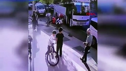 Trafikte dehşet! Servis şoförü motokuryeye saldırdı