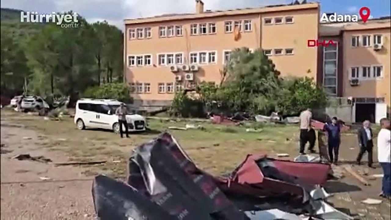 Adana'da fırtına nedeniyle 2 okulun çatısı uçtu, park halindeki araçlar hasar gördü