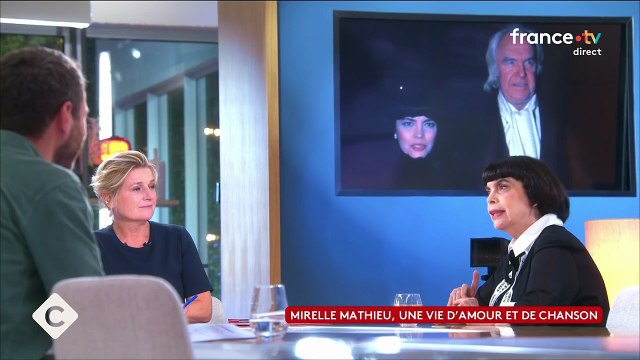 VOICI - Vous nous avez accompagnés pendant plus d'une heure : cette habitude de Mireille Mathieu qui a beaucoup fait rire Anne-Elisabeth Lemoine