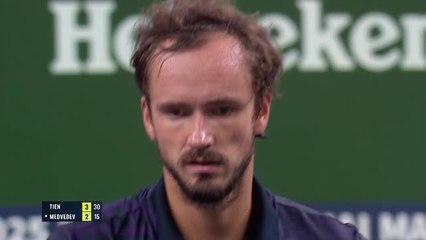 Shanghai - Daniil Medvedev, crampes et victoire au bout du suspense
