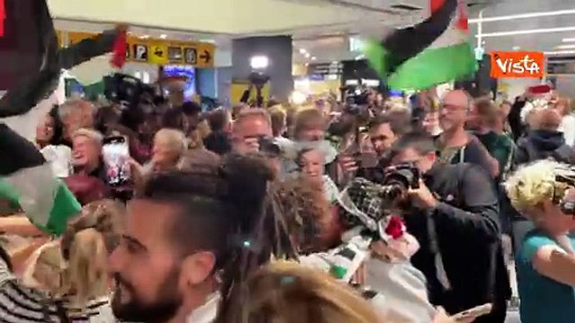 Rientrano ultimi attivisti della Flotilla, esplode la gioia a Fiumicino con cori, bandiere e kefiah