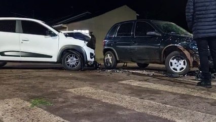 Corsa e Kwid se envolvem em forte batida no Bairro Cascavel Velho