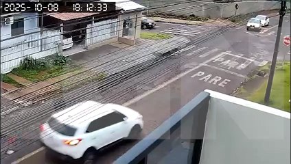 Câmera flagra batida frontal entre Kwid e Corsa no Cascavel Velho
