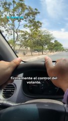 Manejar con una sola mano podría costarle… ¡Más de mil pesos!