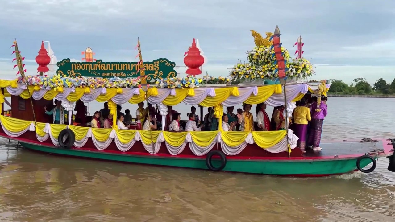 Alms Giving or Tak Bat Festival at Koh Kret/Pak Kret in Thailand #TakBat