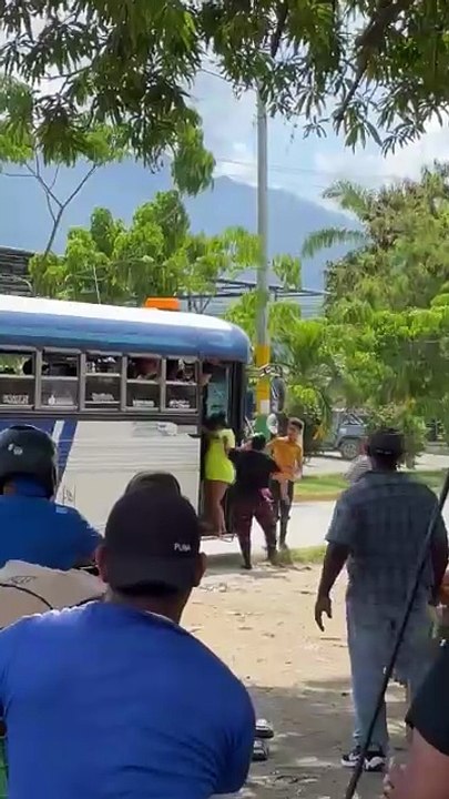 Mujeres se van a los golpes por el amor de un 'cobrador' de bus en El Progreso