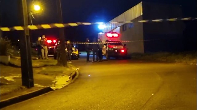 Corpos de dois homens mortos em confronto com a PM são recolhidos ao IML de Cascavel