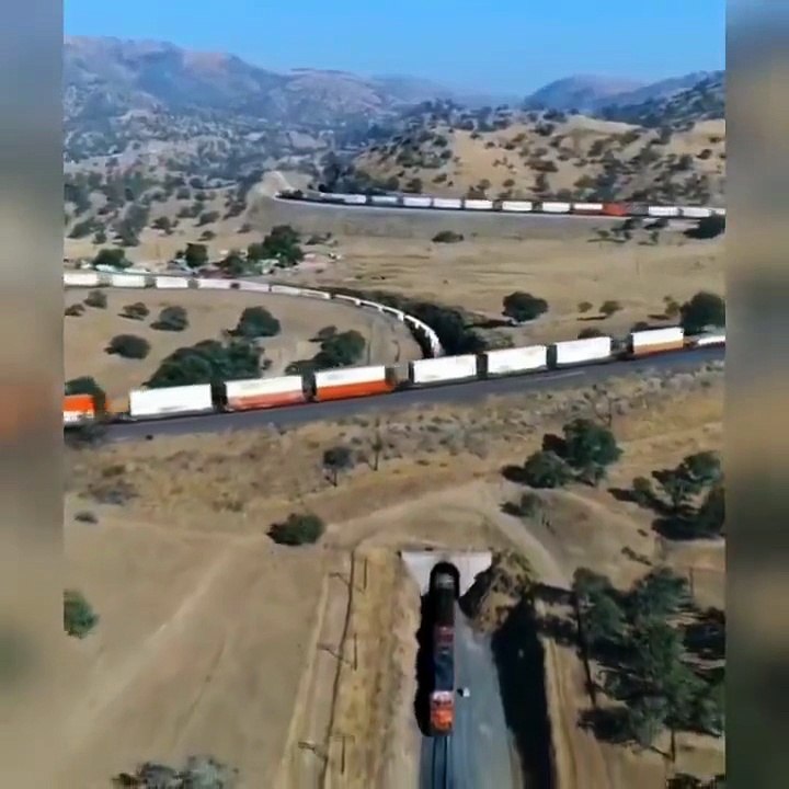 One of the most interesting roads in the world, the Tehachapi loop..🛤