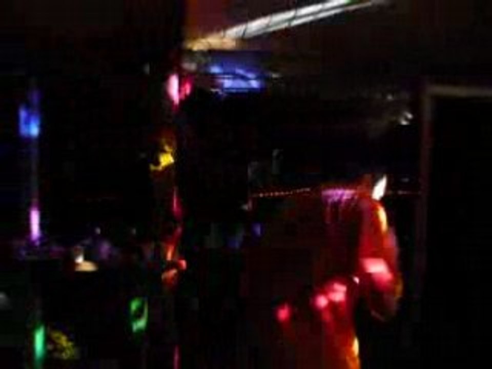 Le danseur fou au t-shirt orange