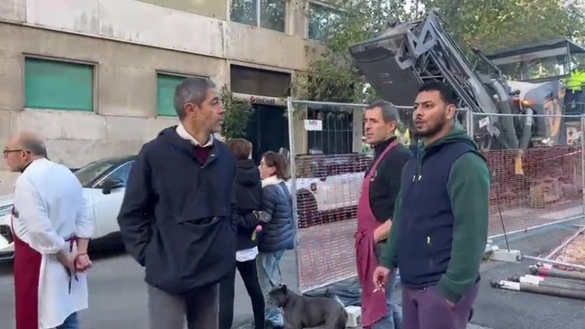 Ciclabile via Guido Reni, i cittadini cercano di ostacolare i mezzi pesanti con le transenne