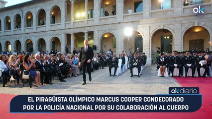 El piragüista olímpico Marcus Cooper condecorado por la Policía Nacional por su colaboración al Cuerpo