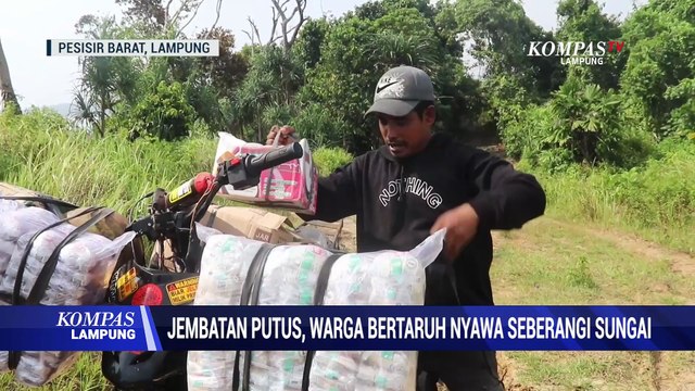 Jembatan Putus, Warga Bertaruh Nyawa Seberangi Sungai