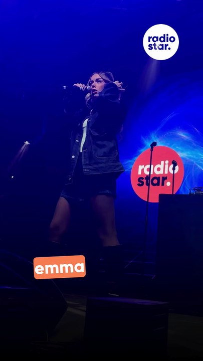 Emma interprète “bonne année” sur la scène de la Nocturne de la Foire de Marseille #emma #foiredemarseille #concert #live #showcase #radiostar