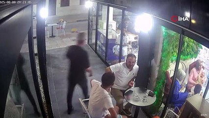 Dikkatsizliğiyle cam kapıya çarpan kadın personelin yere savrulduğu anlar kamerada