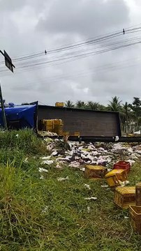 Carreta carregada de frutas e verduras tomba na Ladeira do Catolé