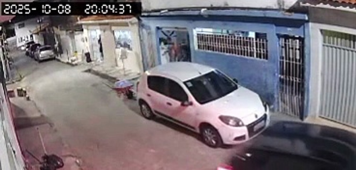 Jovem é vítima de atentado a tiros no Jacintinho