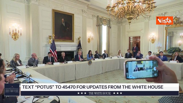 Trump riceve biglietto da Rubio e interrompe domande giornalisti: Abbiamo un accordo a Gaza