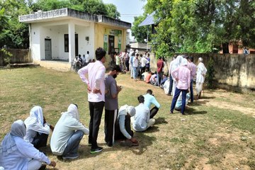 डीएपी के लिए किसानों की लंबी कतार, एक ही दिन में खत्म हुआ पूरा स्टॉक