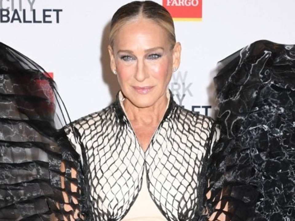 Sarah Jessica Parker mit schwarzen Flügeln auf dem roten Teppich