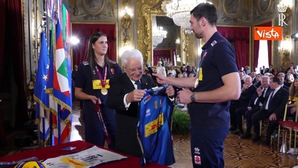 Mattarella riceve Italvolley, per lui in dono medaglie, pallone e magliette autografate