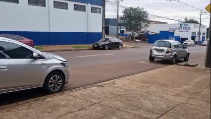 Chevrolet Onix e Ford Ka se envolvem em acidente na Rua Jorge Lacerda em Cascavel