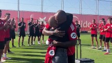 Sevilla, kanseri yenen Marcao'nun eşini alkışlarla karşıladı