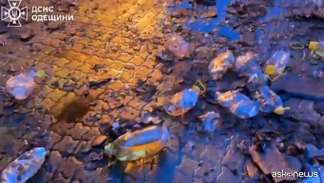 Attacco di droni a Odessa, pompieri tra fiamme e soccorso ai feriti