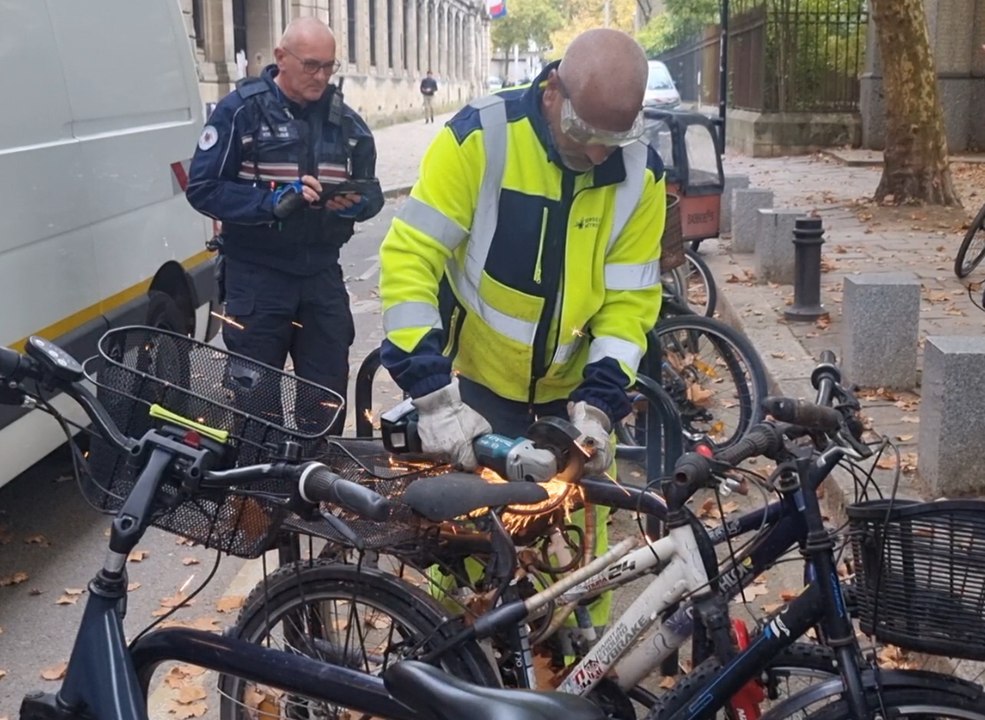 Opération d'enlèvement des "vélos ventouses" à Bordeaux