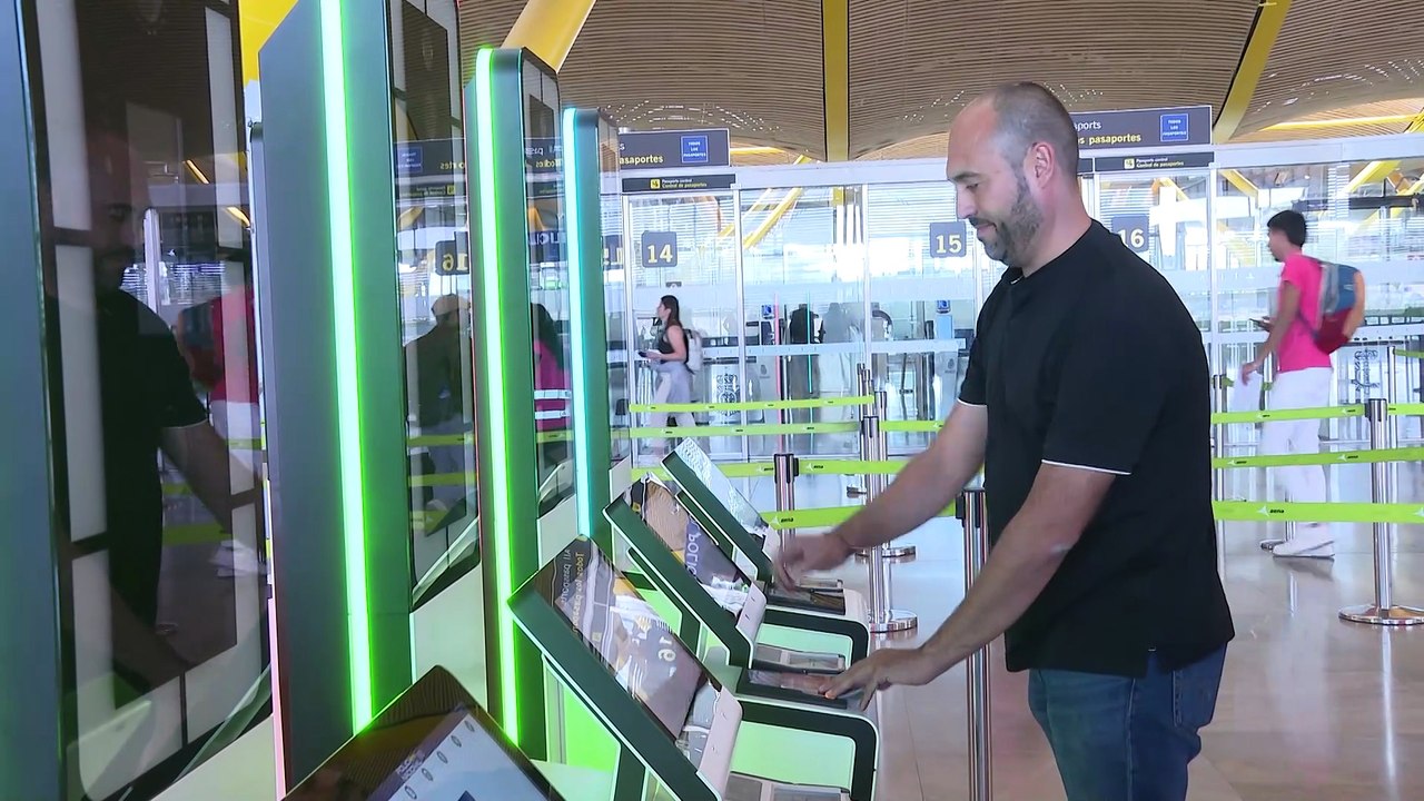 El nuevo control de fronteras para los no europeos llega a Barajas: Automático y en tiempo real