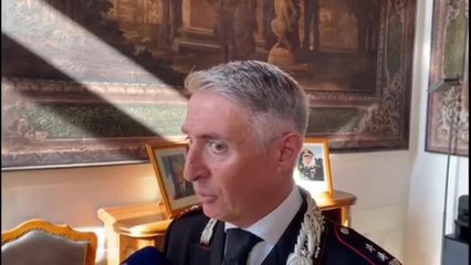 Tenta di investire due volte un giovane dopo un litigio in discoteca: «Identificato grazie allo specchietto dell'auto»