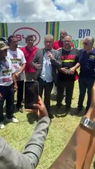 Deputado do PT dialoga com manifestantes após protesto na porta da BYD em evento com lula